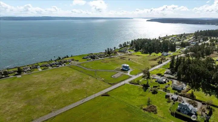 Close to the coast and splendid views of the Sound and Camano Island and incredible territorial views.