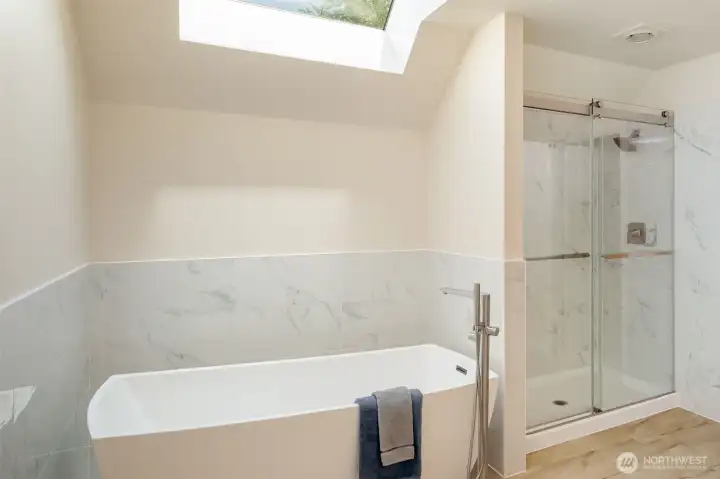 The skylight above the tub is nice for star gazing at night too...