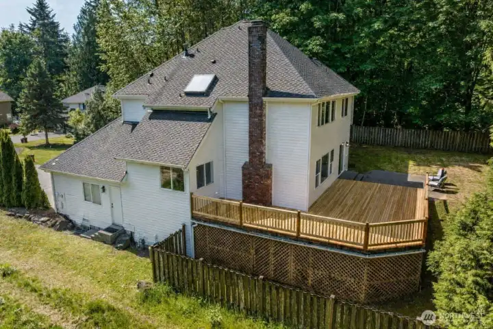 View of trhe deck from the side to give you and idea of how expansive the deck really is.