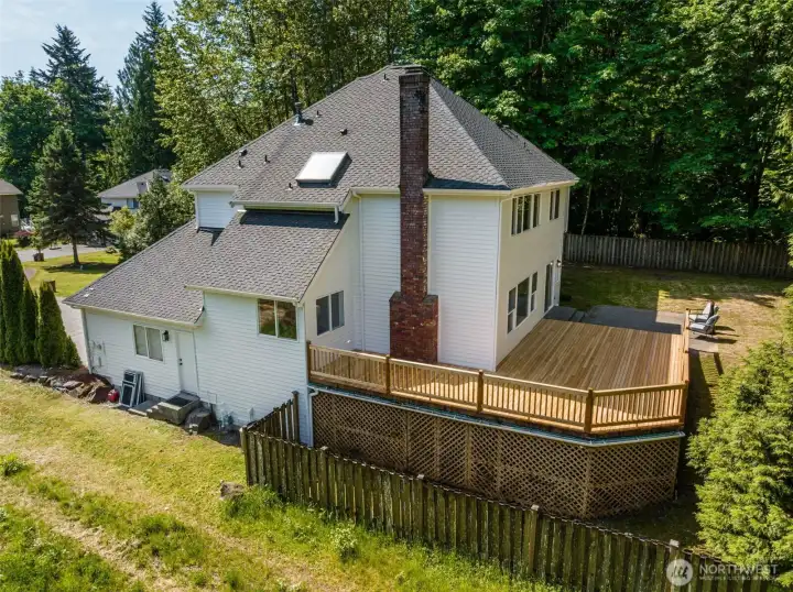 View of trhe deck from the side to give you and idea of how expansive the deck really is.