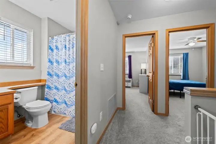 Upstairs Full Bathroom