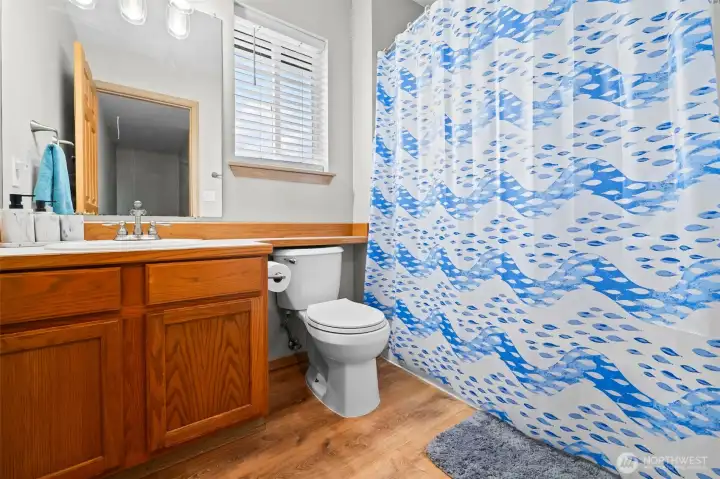 Upstairs Full Bathroom