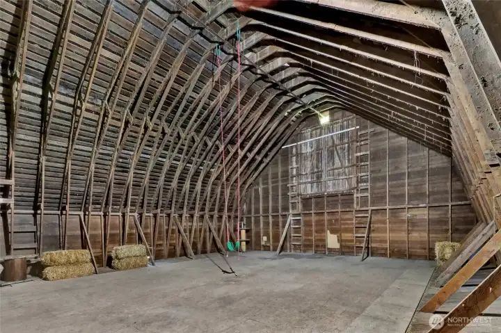 Barn loft has power and many outlets. It has hosted many a happy wedding and gathering!