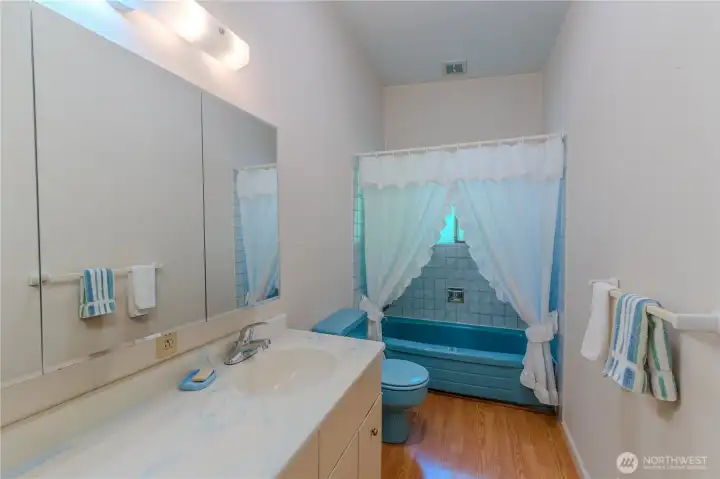 Upper level full bath.