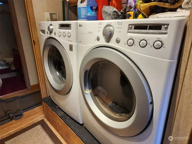 Washer and dryer stay