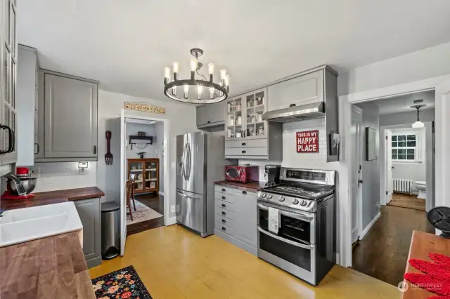 The Kitchen space right off of the dinning area, a stylish look of modern farmhouse.