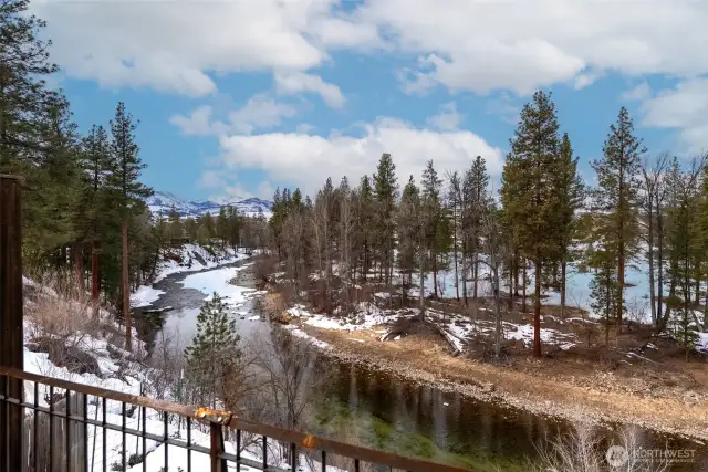11+ acre wild Sa Teekh Wa Park adds to the privacy & quiet setting