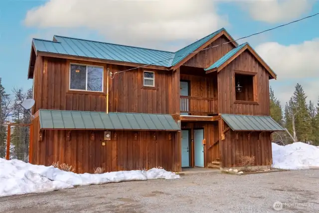 Popular 3-unit rental is turn key! Includes all furniture & supplies!