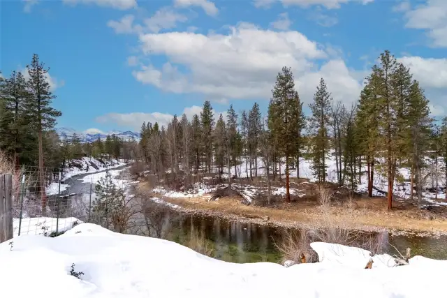 Experience dramatic views & soothing river sounds