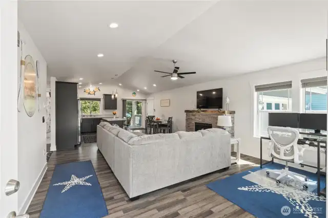 Open floor plan living/kitchen with vaulted ceilings