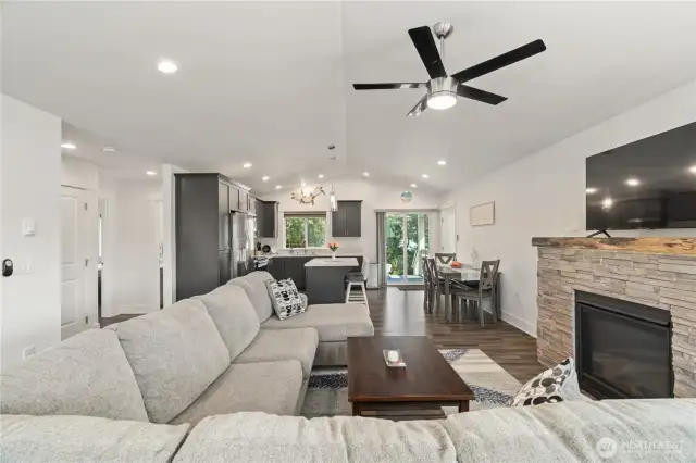 Open floor plan living/kitchen/dining table