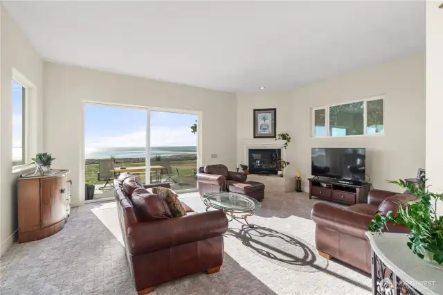 primary living by dining