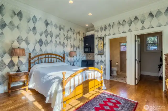 292 sq ft. Detached en-suite cottage with hand stenciled walls