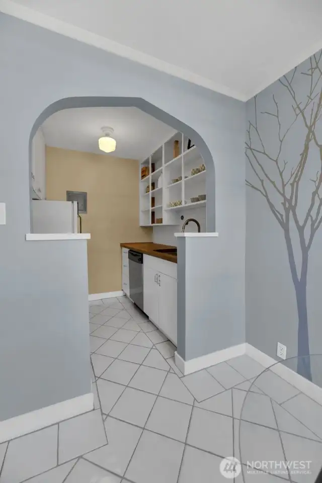 Beautiful archway to kitchen from eating space