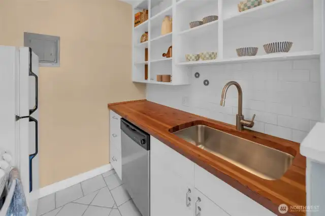 Large kitchen sink and open shelving