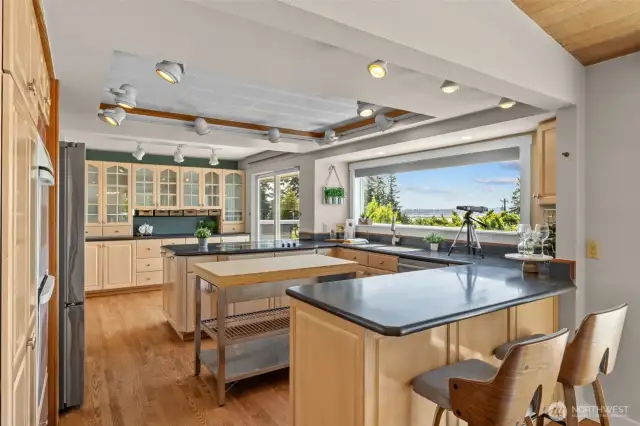 Kitchen chores? Not here. Stunning views and whale watching make it a dream.