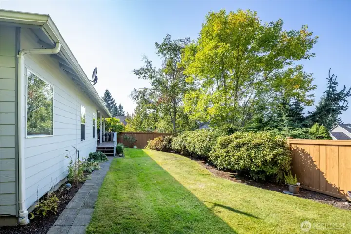 Fully-fenced, level back yard