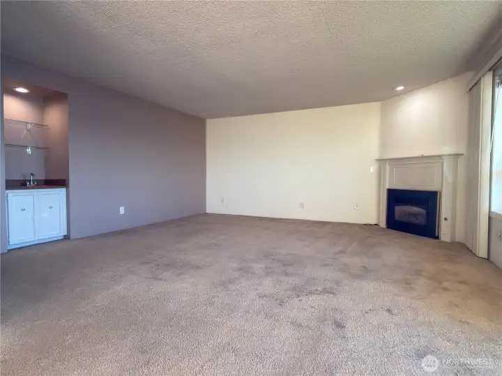 Living room features a gas fireplace and a built-in wet bar.