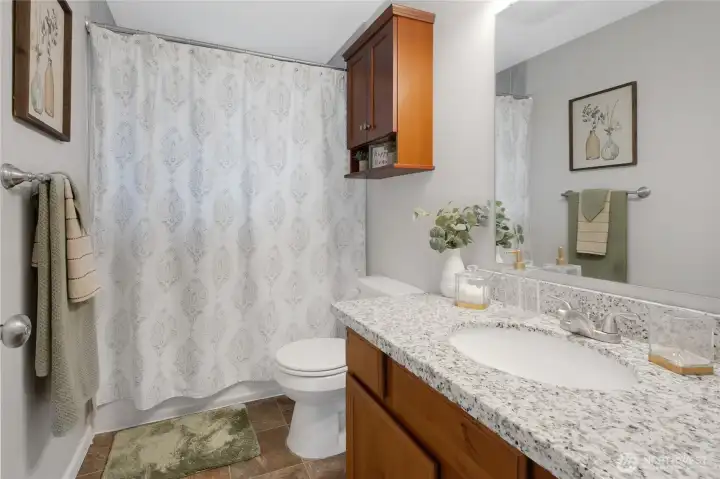 Upstairs guest, full bathroom