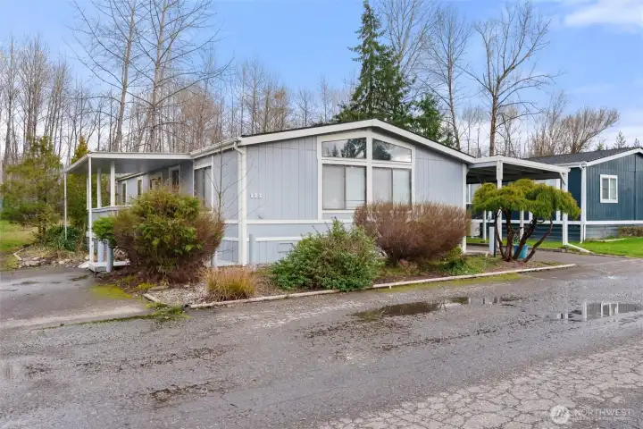 Duvall 2-bed, 2-bath home with a flexible den