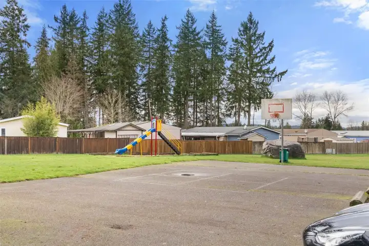 Community amenities include a clubhouse, garden, playground, and basketball courts