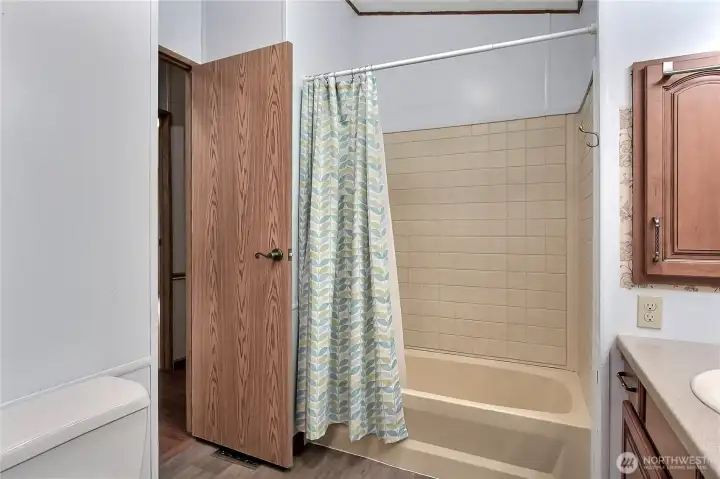 Full guest/grandkids bath view two showing tub and entrance to hall.