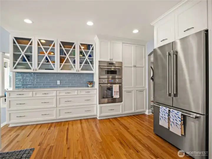 So much cabinets to hold your dishes and gadgets.