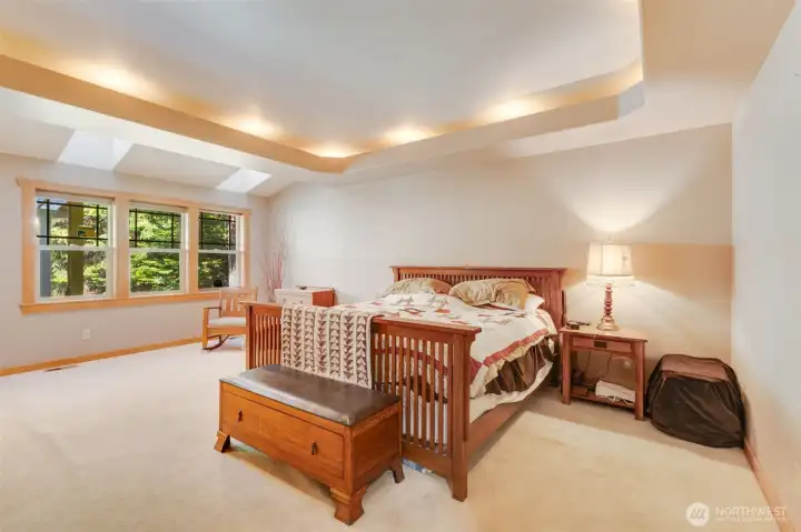Primar6y suite with coffered ceiling
