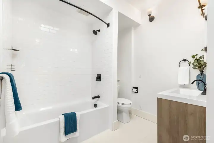 Large main bathroom with tub.