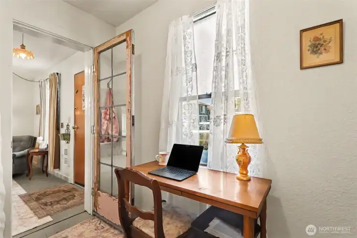 Perfect little room for home office or hobby. Perfect little room for home office or hobby.