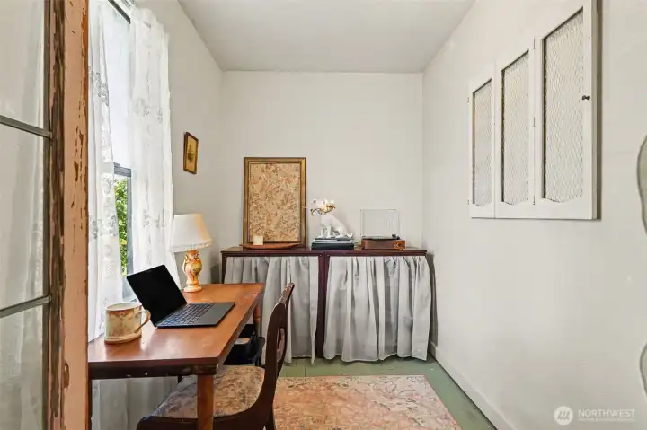 Perfect little room for home office or hobby. Perfect little room for home office or hobby.