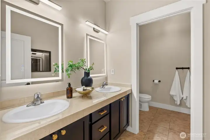 Full guest bath.