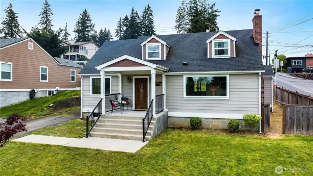 Spacious Front Yard