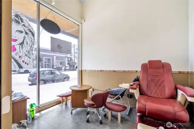 Storefront-Nail salon