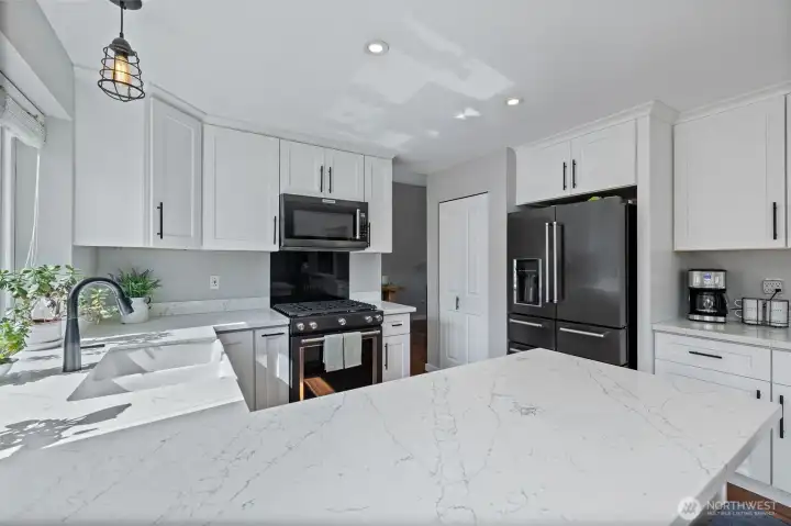 FULLY remodeled kitchen w/ quartz countertops & custom cabinetry