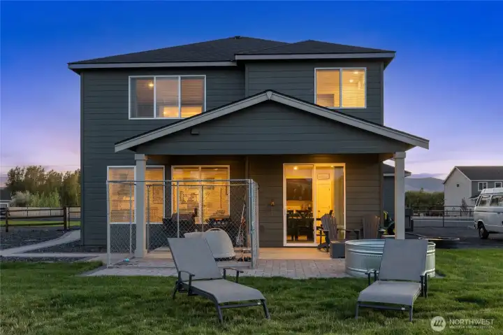 Peaceful covered back porch with stunning valley views. Near Palouse to Cascades trail.