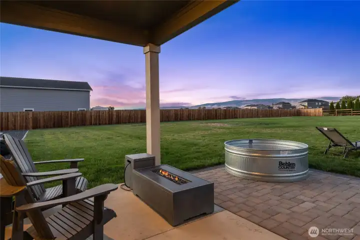 Peaceful covered back porch with stunning valley views. Near Palouse to Cascades trail.