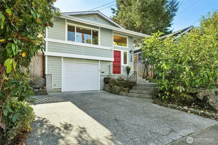 Renovated home is just 7 blocks to Green Lake & 3 blocks west to Greenwood Ave's pubs and shops.