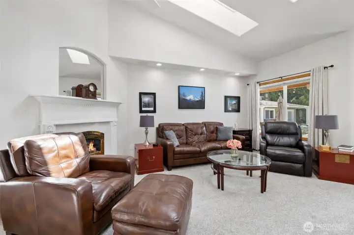 Another view of the livingroom.