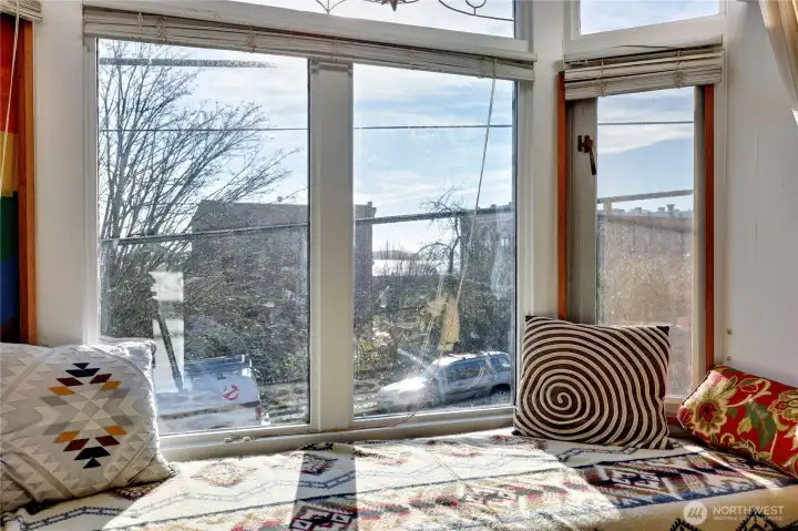 Yes, peek-a-boo bay and ferry views.