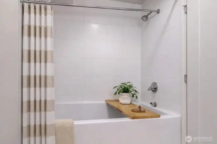 Second bathroom: virtual staged.