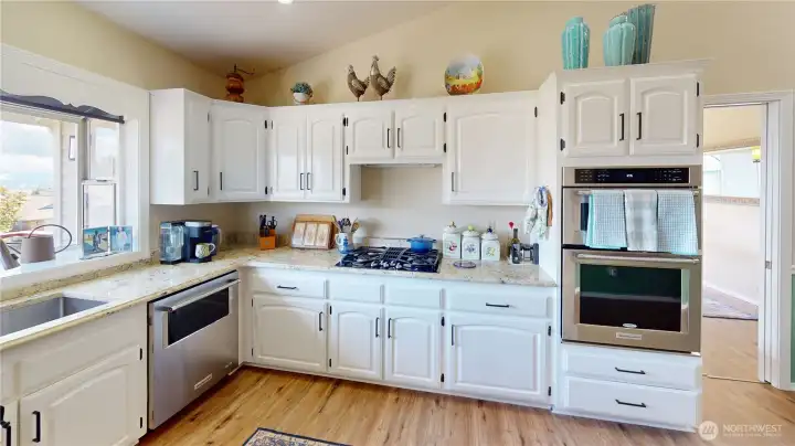 Kitchen w/ Double oven