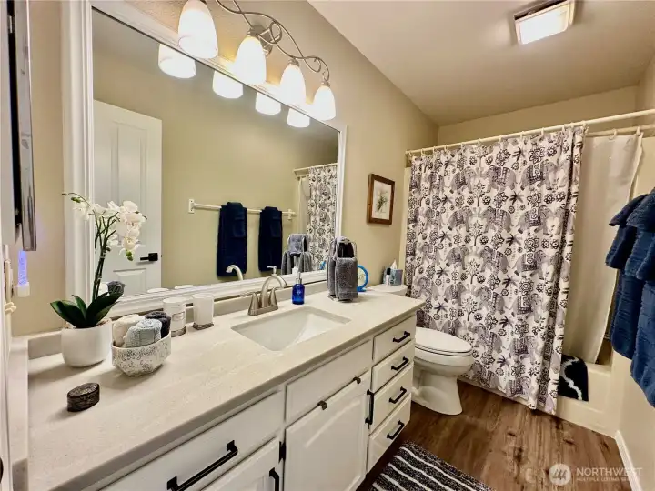 Full Bath w/ quartz counter top