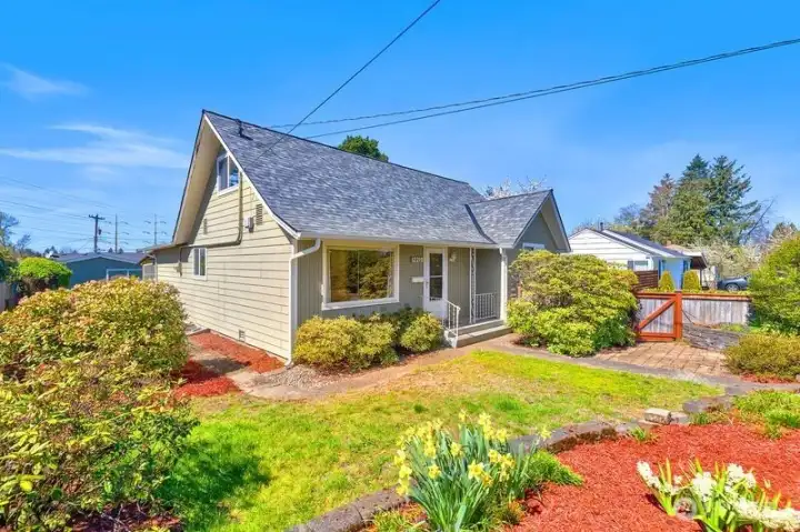 Beautiful gardens! Spring flowers are just beginning to bloom!