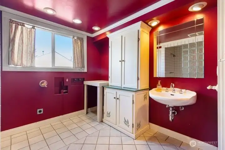 Another view of the main bathroom.