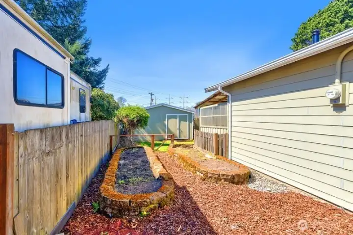Side yard planters are ready for planting!