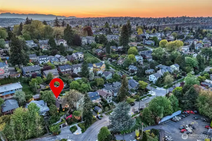 Amazing sunsets! Very close to UW, downtown & SLU in one of Seattle's favorite neighborhoods for convenience & easy commuting.