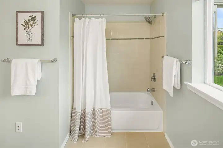 Fresh and spacious bath