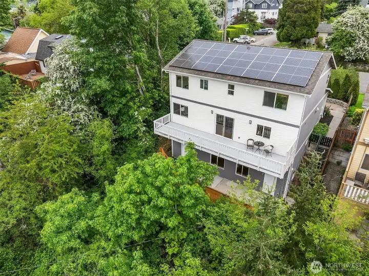 Entertainment-sized deck awaits summer gatherings