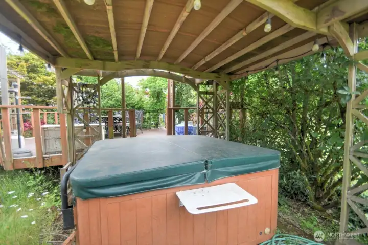 It even comes with a hot tub!
